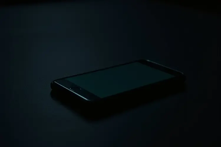 黑暗中亮着虚假点赞数的手机屏幕，复古侦探剪报风格