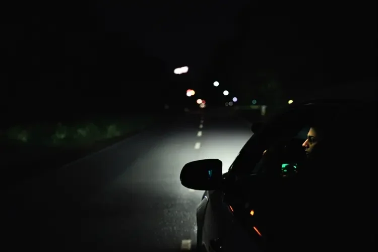 夜色中手持长焦镜头的狗仔，复古侦探剪报风格