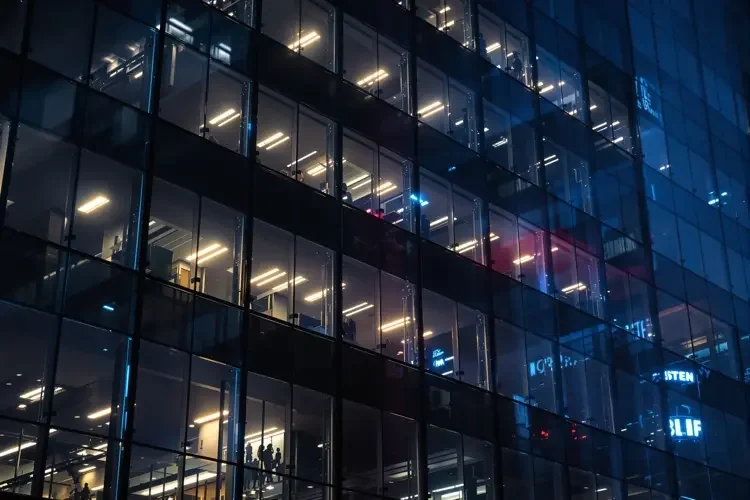 深夜整栋楼灯火通明的办公大楼，复古侦探剪报风格